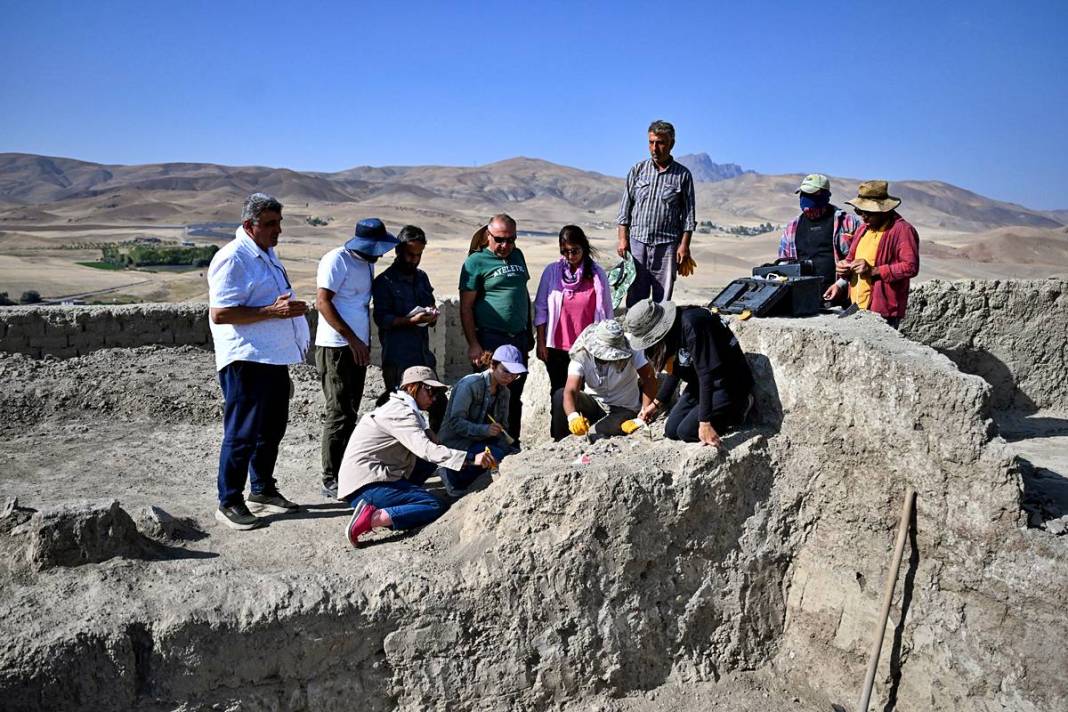 Odanın içindeki yığın, arkeologları şaşkına çevirdi! Urartular neden gizlemiş olabilir? 1